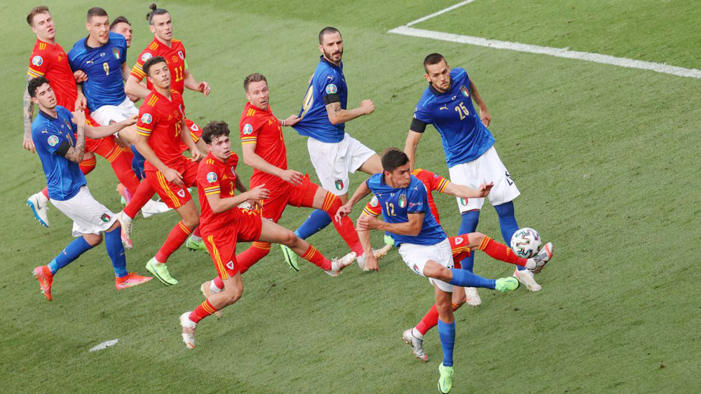 Cú chạm bóng dứt điểm của số 12 Pessina rất hiểm hóc. (Ảnh: UEFA) Italia toàn thắng vòng bảng EURO 2020, xác lập kỷ lục 30 trận bất bại -0