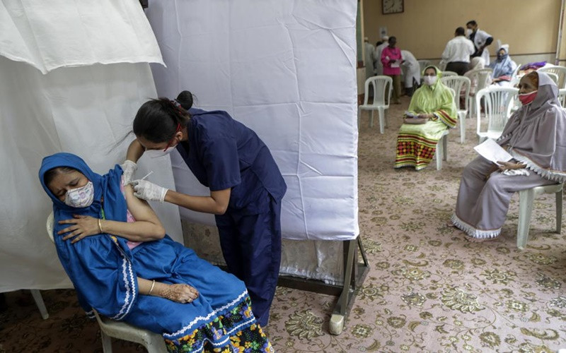 Trung tâm tiêm chủng ngừa Covid-19, tại TP Mumbai, Ấn Độ. (Ảnh: AP)