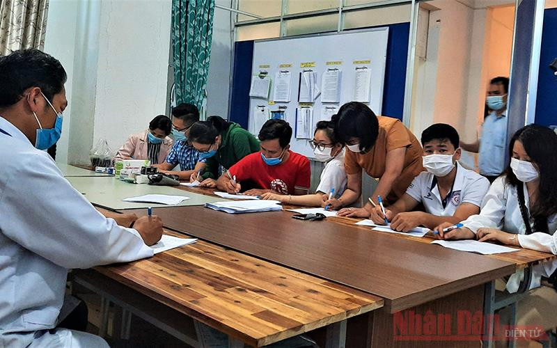 Những đối tượng có nguy cơ cao là cán bộ y tế tuyến đầu tham gia trực tiếp công tác chống dịch làm thủ tục tiêm vaccince phòng chống Covid-19. Đắk Lắk triển khai tiêm vaccine phòng chống Covid-19 cho hơn 17.000 người -0