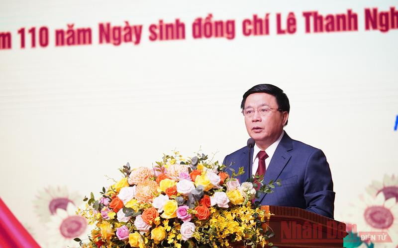 Đồng chí Nguyễn Xuân Thắng, Ủy viên Bộ Chính trị, Giám đốc Học viện Chính trị quốc gia Hồ Chí Minh, Chủ tịch Hội đồng Lý luận T.Ư phát biểu tại hội thảo.