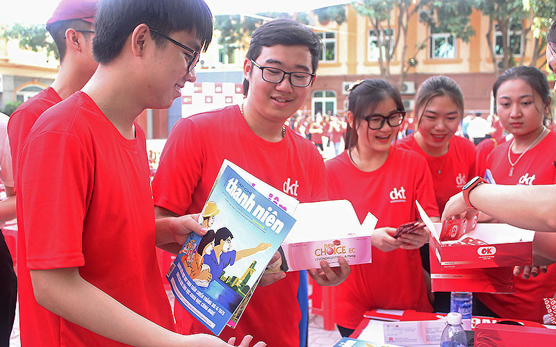 Bạn trẻ Nghệ An hào hứng tìm hiểu tài liệu tuyên truyền sức khỏe sinh sản, nhận bao cao su và thuốc tránh thai miễn phí từ “Hành trình SV – OK”.