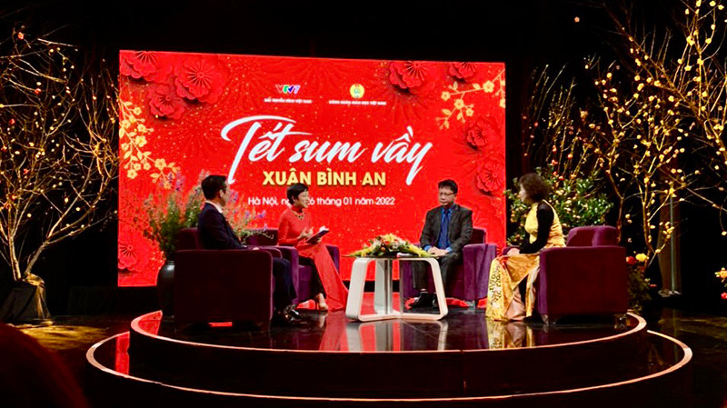 Mang tết ấm đến thầy cô giáo