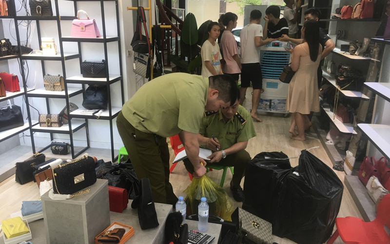 Tạm giữ 200 sản phẩm tại Cửa hàng Hưng Huệ.
