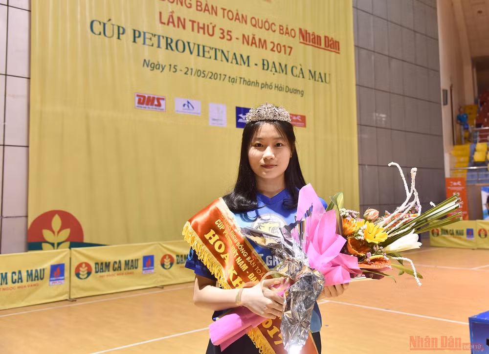 Sắc đẹp bên bàn bóng -0