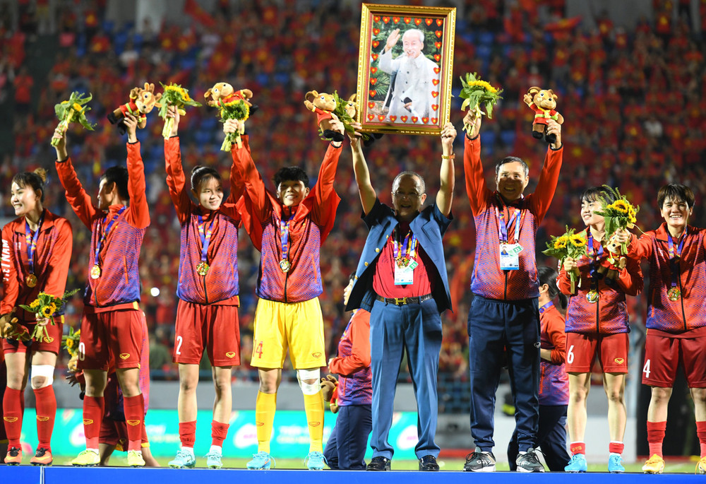 Niềm vui của thầy trò huấn luyện viên Mai Đức Chung trên bục nhận Huy chương Vàng SEA Games 31. (Ảnh: THÀNH ĐẠT) Đội tuyển bóng đá nữ Việt Nam đón nhận Huy chương Vàng SEA Games 31 -0