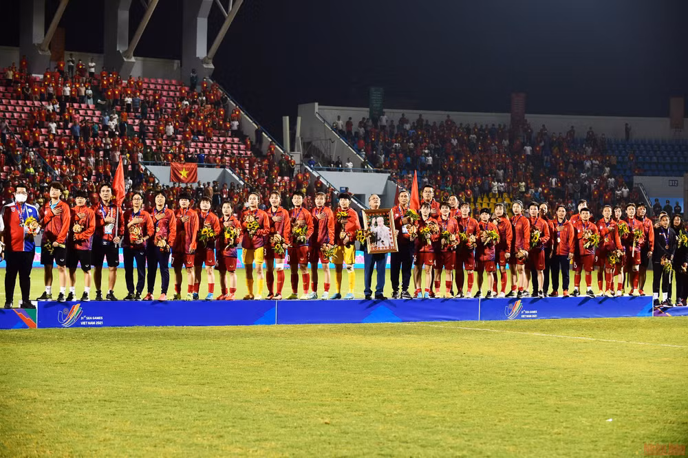 Đội tuyển bóng đá nữ Việt Nam đón nhận Huy chương Vàng SEA Games 31 -0