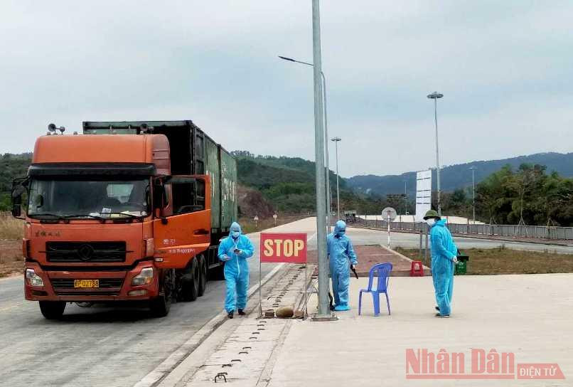 Lực lượng chức năng kiểm tra các phương tiện chở hàng hóa XNK tại khu vực lối mở cầu phao Km 3+4 Hải Yên. Các địa phương tăng cường các biện pháp phòng, chống dịch Covid-19 -0