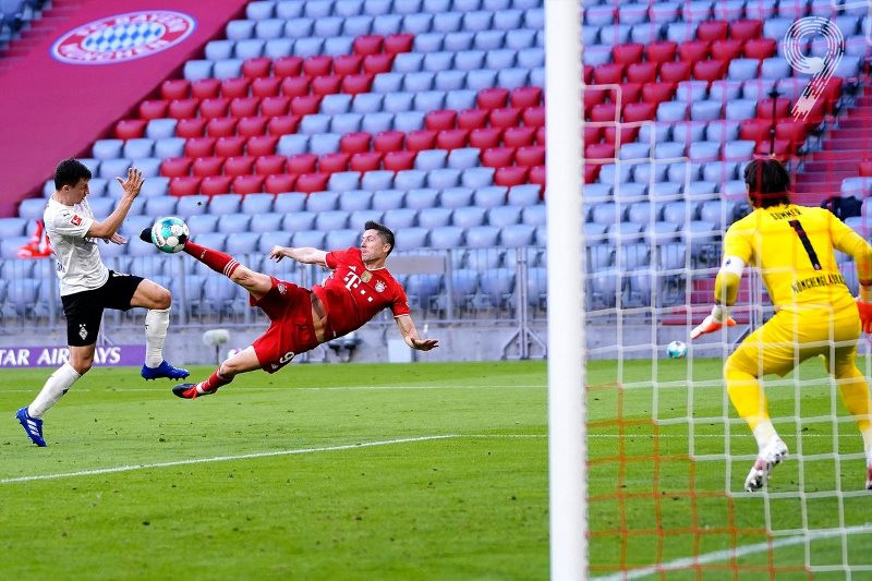 Lewandowski tỏa sáng với một hat-trick và đang trên đà lập kỷ lục ghi bàn mới ở Bundesliga. (Ảnh: FC Bayern Munich). Bayern mừng chức vô địch Bundesliga bằng chiến thắng sáu sao -0