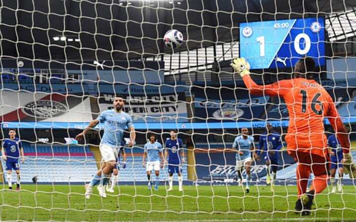 Cú sút phạt đền hỏng ăn của S. Aguero (áo xanh) khiến Man City thua trận.