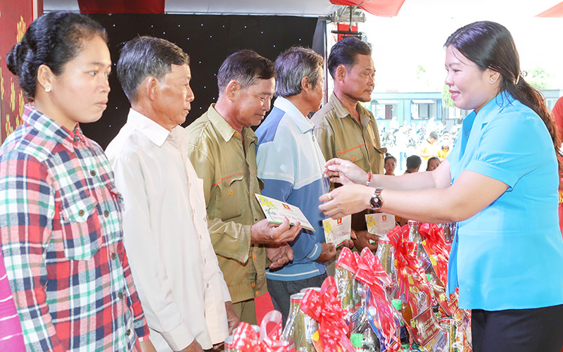 Tặng quà Tết cho gia đình nghèo. Tặng hơn 4,2 tỷ đồng tiền quà Tết cho người nghèo ở Kiên Giang -0
