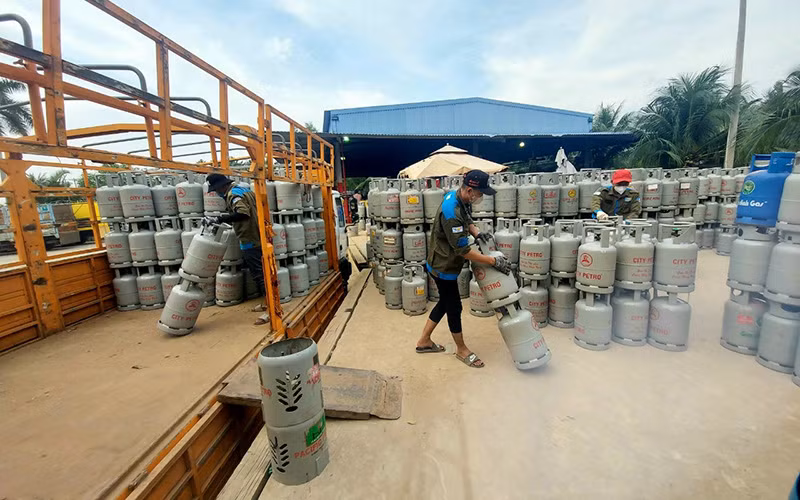 Giá gas tăng mạnh liên tiếp trong 3 tháng với tổng mức tăng 72.000 đồng/bình 12kg.