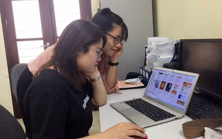 Nhiều độc giả chọn mua sách bằng hình thức trực tuyến. Ảnh: HÀ LINH