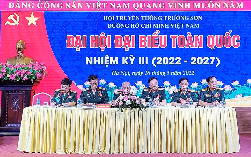 Các đồng chí trong đoàn Chủ tịch điều hành Đại hội. 