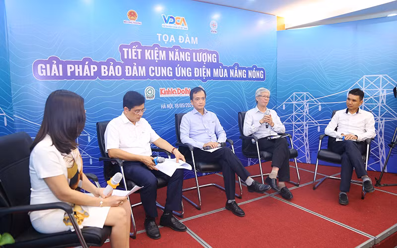 Các chuyên gia bàn về các giải pháp bảo đảm cung ứng điện mùa nắng nóng.