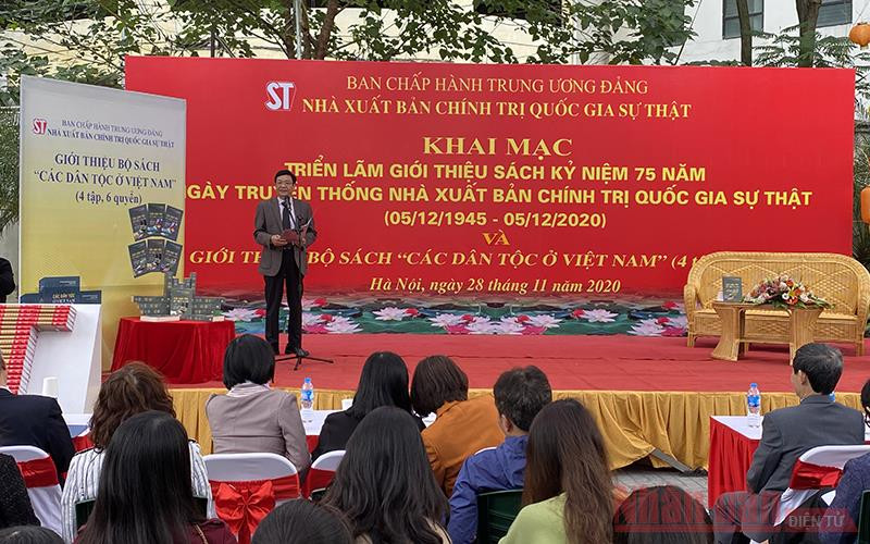 Quang cảnh lễ khai mạc. Ảnh: Trịnh Dũng NXB Chính trị quốc gia Sự thật trưng bày sách kỷ niệm 75 năm Ngày truyền thống và giới thiệu bộ sách “Các dân tộc ở Việt Nam” -0