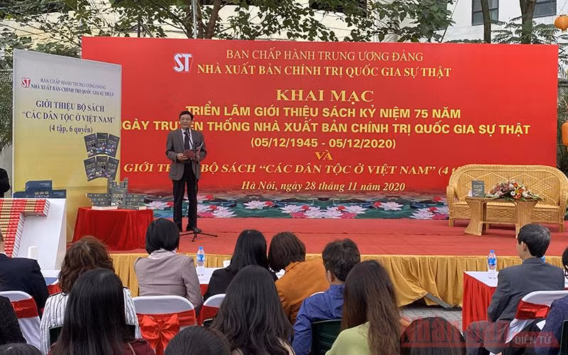 NXB Chính trị quốc gia Sự thật trưng bày sách kỷ niệm 75 năm Ngày truyền thống và giới thiệu bộ sách “Các dân tộc ở Việt Nam” -0