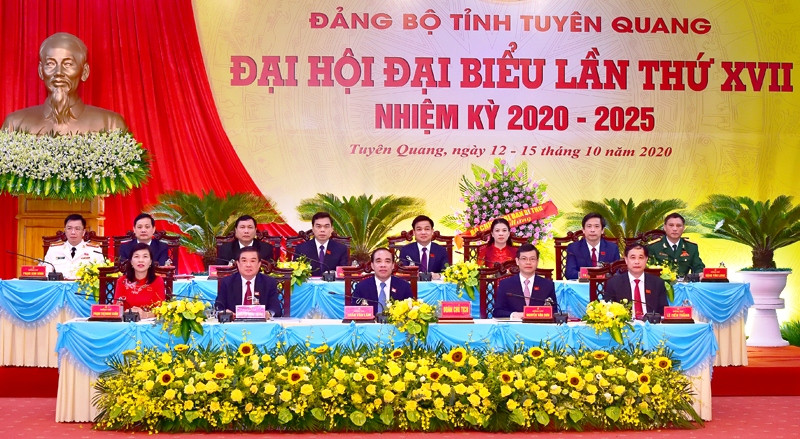 Đoàn Chủ tịch đại hội. Khai mạc Đại hội Đảng bộ tỉnh Tuyên Quang lần thứ 17 -0
