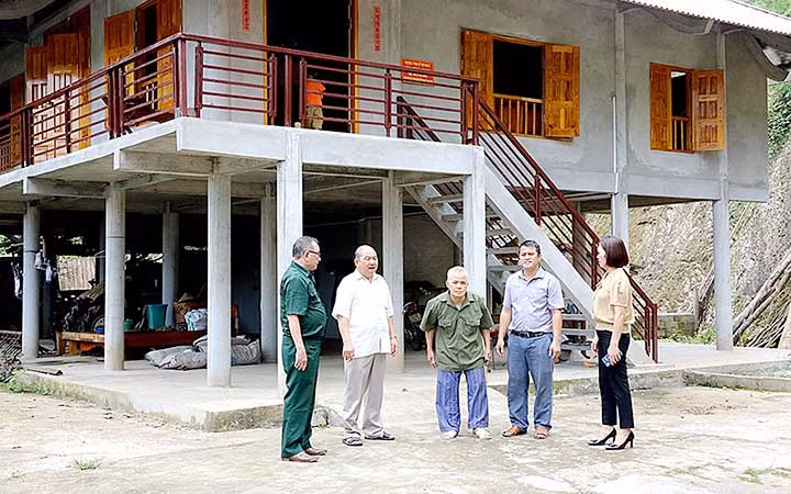 Ngôi nhà sàn kiên cố của cựu chiến binh Lục Thái Sơn ở xã Đạo Đức (huyện Vị Xuyên, tỉnh Hà Giang) được xây dựng theo chương trình hỗ trợ nhà ở 1953. (Ảnh: LÊ HẢI)