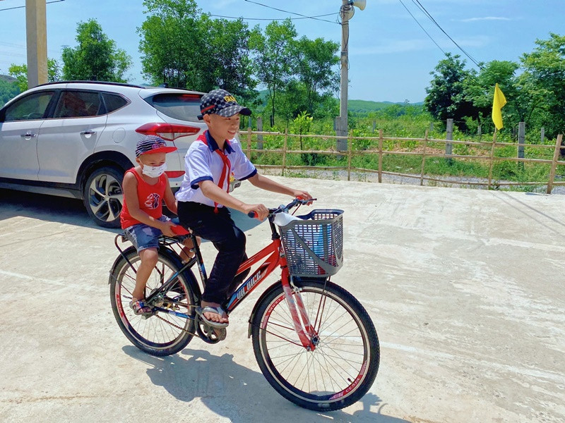 Em Mai Hải Đăng rất vui vì được tặng xe đạp mới. Tặng Huy hiệu “Tuổi trẻ dũng cảm” cho học sinh cứu người đuối nước tại Quảng Bình -0