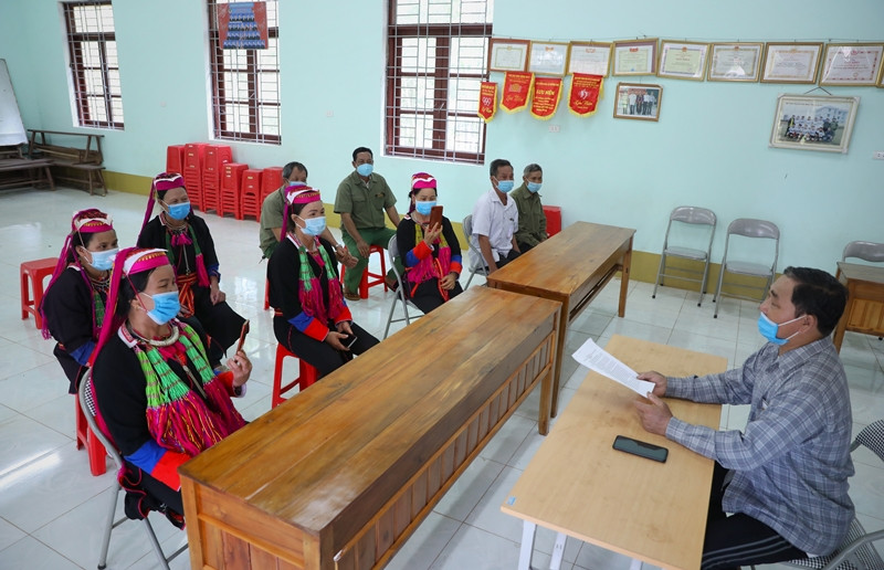 Ông Bàn Vũ Quyền trao đổi với các thành viên trong tổ bầu cử. Vùng cao rộn ràng trước ngày hội lớn -0