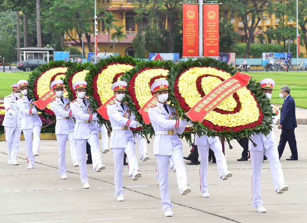 Vòng hoa của Đoàn mang dòng chữ "Đời đời nhớ ơn Chủ tịch Hồ Chí Minh vĩ đại". Lãnh đạo Đảng, Nhà nước vào Lăng viếng Chủ tịch Hồ Chí Minh -0