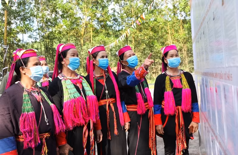 Người dân thôn Mùng, xã Dương Hưu nghiên cứu danh sách ứng cử viên trước ngày bầu cử.
