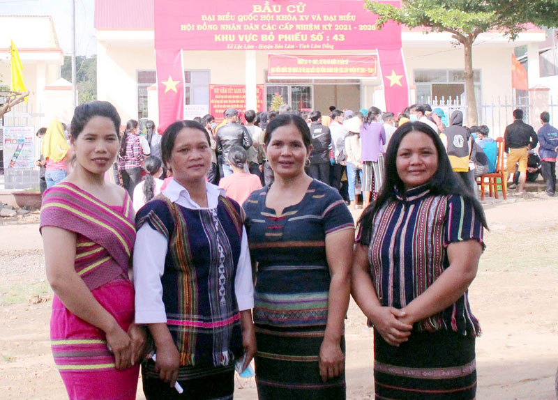 Bà con đồng bào dân tộc nam Tây Nguyên hân hoan đến với ngày hội non sông. Đồng bào các dân tộc nam Tây Nguyên hòa chung ngày hội non sông -0