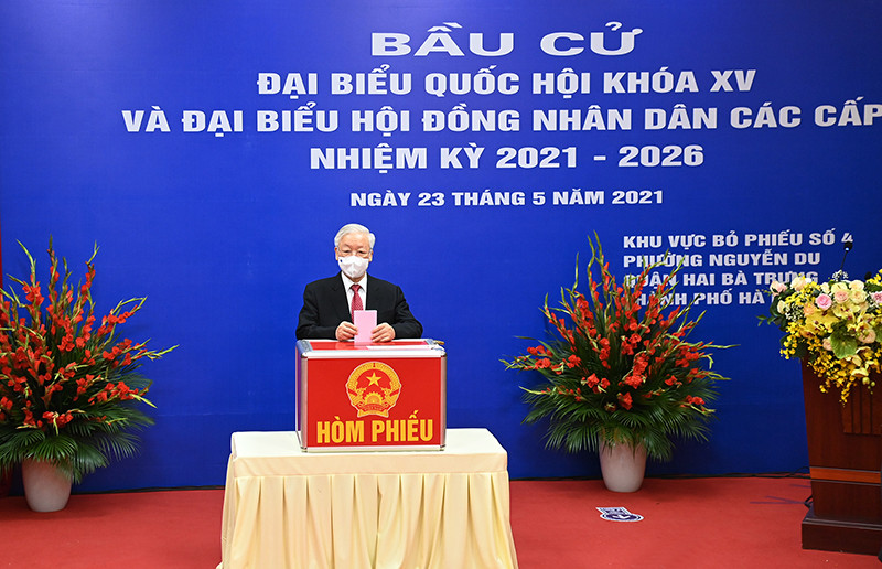 Tổng Bí thư Nguyễn Phú Trọng bỏ phiếu bầu đại biểu Quốc hội khóa XV và đại biểu HĐND các cấp nhiệm kỳ 2021- 2026 tại khu vực bỏ phiếu số 4, phường Nguyễn Du, quận Hai Bà Trưng (Hà Nội). Ảnh: ĐĂNG KHOA Tổng Bí thư Nguyễn Phú Trọng bỏ phiếu tại quận Hai Bà Trưng, TP Hà Nội -0
