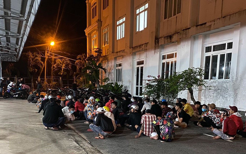 Các đối tượng đua xe bị tạm giữ. Cảnh sát vây ráp 52 thanh niên đưa xe trên cầu Cần Thơ -0