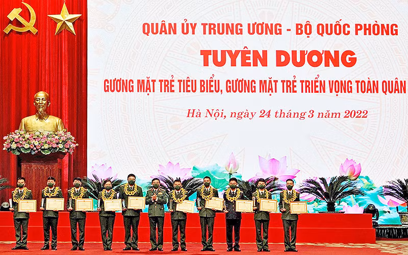 Đại tướng Phan Văn Giang (đứng giữa) trao danh hiệu Gương mặt trẻ tiêu biểu toàn quân năm 2021 tặng 10 cá nhân xuất sắc tại buổi lễ.