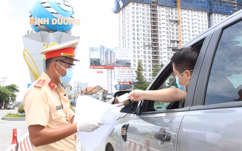 Chốt kiểm soát dịch cầu Vĩnh Bình trên quốc lộ 13 phía TP Thuận An (tỉnh Bình Dương) tiếp giáp  TP Thủ Đức (TP Hồ Chí Minh).