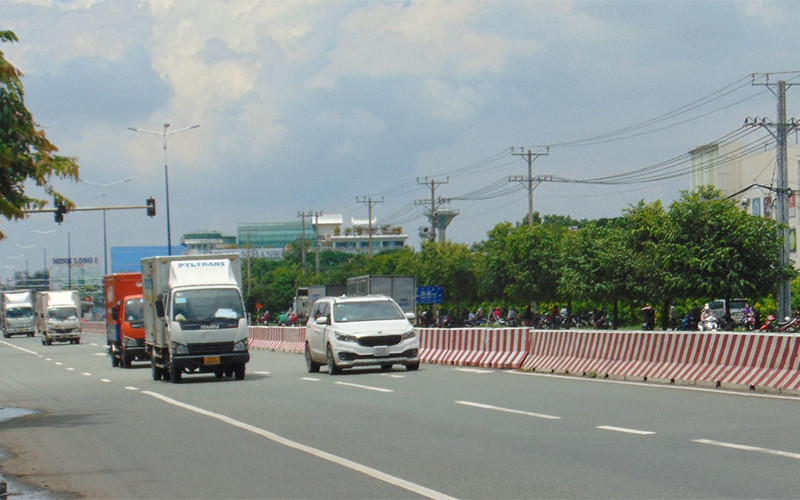 Các phương tiện lưu thông trên quốc lộ 13 qua địa bàn TP Thuận An, tỉnh Bình Dương. Bình Dương cho phép doanh nghiệp tự xét nghiệm và cấp giấy lưu thông cho công nhân -0
