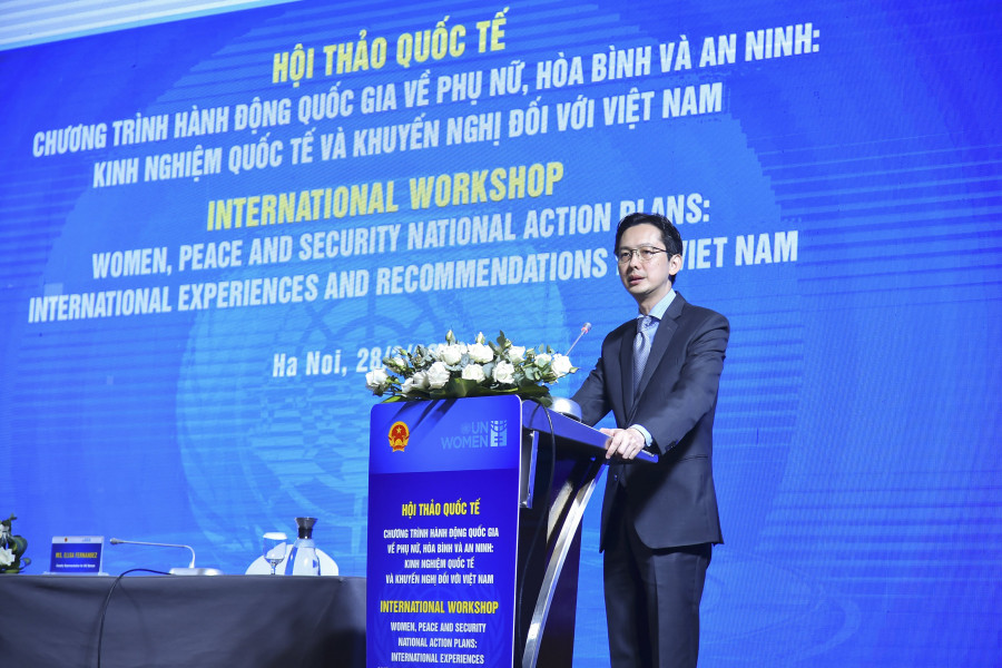 Ông Đỗ Hùng Việt, Trợ lý Bộ trưởng Ngoại giao Việt Nam phát biểu tại hội thảo. (Ảnh: UN Women) Thúc đẩy thực hiện Chương trình hành động quốc gia về Phụ nữ, Hoà bình và An ninh -0
