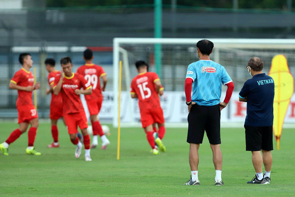Trợ lý Kim Han-yoon trao đổi cùng HLV Park Hang-seo. (Ảnh: VFF) U22 Việt Nam tích cực chuẩn bị cho cuộc sát hạch quan trọng -0