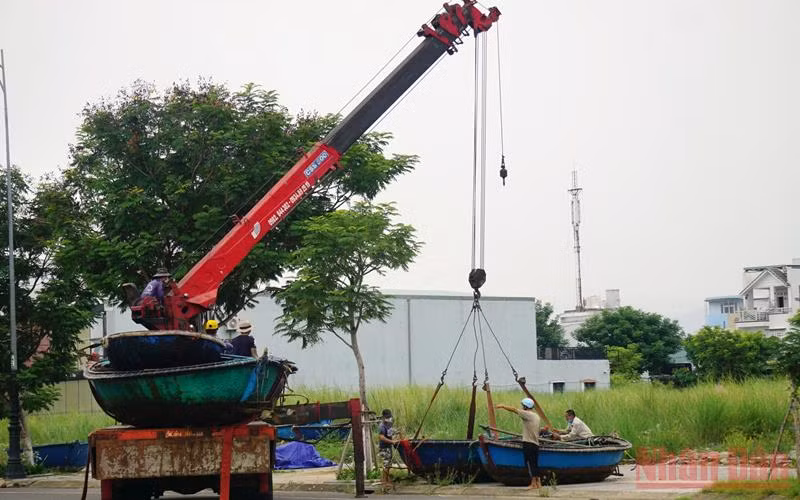 Sử dụng phương tiện cơ giới giúp ngư dân đưa tàu thuyền lên bờ an toàn.