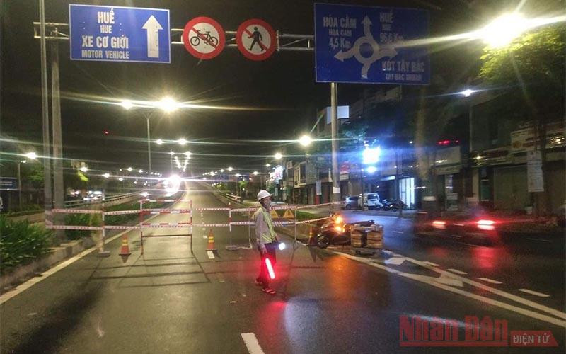 Thành phố Đà Nẵng có lệnh yêu cầu toàn bộ người dân không ra đường từ 20 giờ tối 27-10. Bão giật cấp 16 vào vùng biển Đà Nẵng đến Phú Yên -0