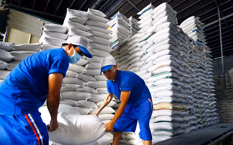 Ðóng gói gạo tại nhà máy của Công ty cổ phần Nông nghiệp công nghệ cao Trung An (TP Cần Thơ). Ảnh: ÐỨC THANH