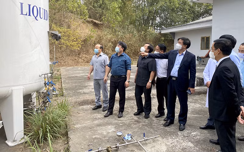 Ðoàn công tác Bộ Y tế kiểm tra hệ thống oxy khí nén được thiết lập để phục vụ hoạt động của Bệnh viện dã chiến Ðiện Biên Phủ. Ảnh: LÊ LAN