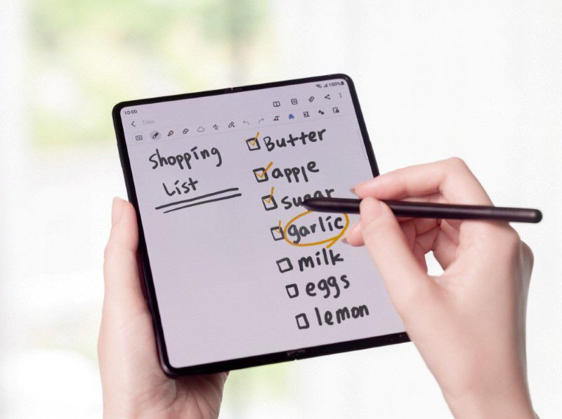 Dòng điện thoại màn hình gập mới của Samsung còn có khả năng tương thích với bút S Pen. (Ảnh: Samsung). Samsung ra mắt điện thoại màn hình gập cao cấp với giá mềm hơn -0