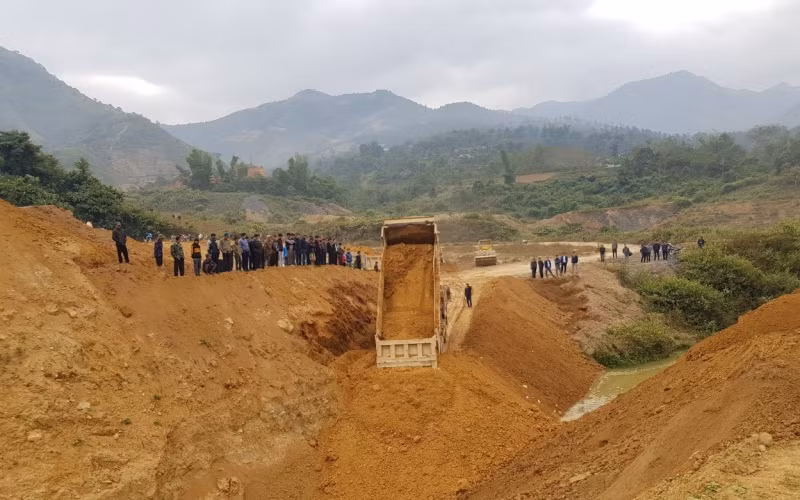 Cán bộ, nhân dân huyện Mường Ảng, chứng kiến lễ chặn dòng tích nước hồ Ẳng Cang.