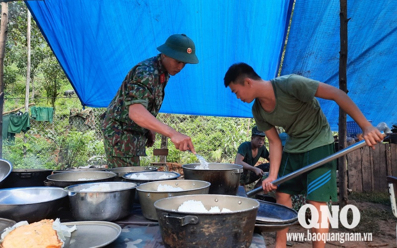 Lực lượng hậu cần chuẩn bị bữa ăn bảo đảm dinh dưỡng cho chiến sĩ để đủ sức khỏe tham gia tìm kiếm. (Ảnh: Báo Quảng Nam) baoQN1-1604050208981.jpg