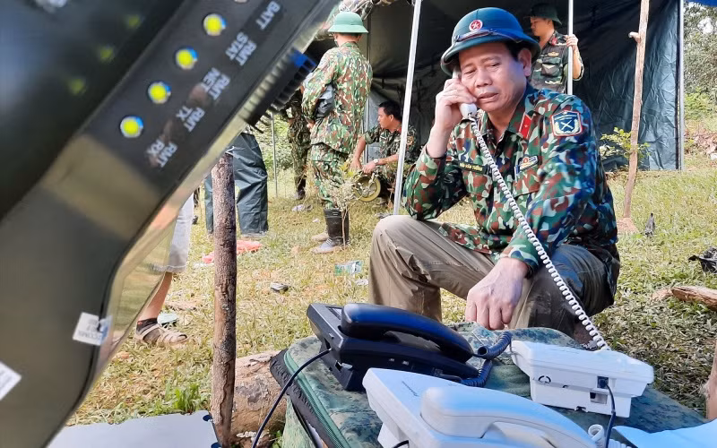 Thông tin từ hiện trường với Sở chỉ huy tiền phương trung ương được diễn ra liên tục. (Ảnh: Nhóm PV Báo Quảng Nam)