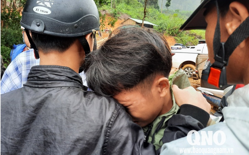 Em Lê Thanh Tú - con trai Bí thư Đảng ủy xã Trà Leng Lê Hoàng Việt từ trường học trở về nhưng nhà cửa bị vùi lấp, cha vẫn đang mất tích. (Ảnh: Báo Quảng Nam) baoQN3-1604050208694.jpg