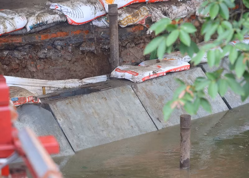 Hợp long các khối cấu kiện bờ kè Hồ Hoàn Kiếm -0