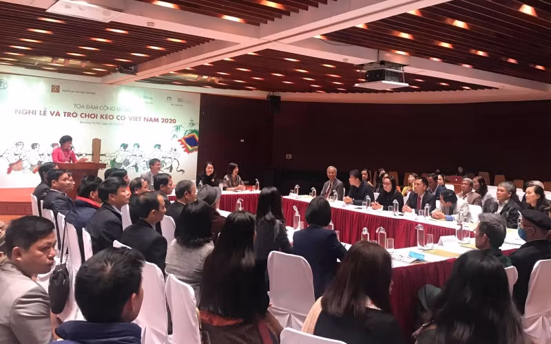 Các đại biểu trao đổi về di sản kéo co tại Tọa đàm.