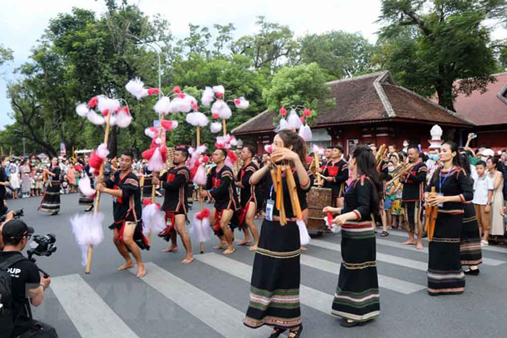 Các nghệ sĩ trình diễn trang phục và văn hóa các đồng bào dân tộc Tây Nguyên. Festival Huế 2022: Rực rỡ sắc màu văn hóa trong lễ hội đường phố -0