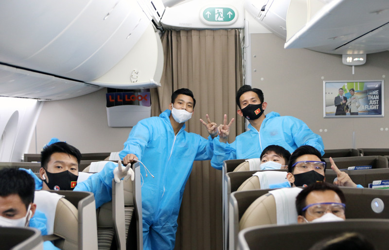 Đội tuyển Việt Nam được bố trí ngồi tại khoang riêng biệt và mặc trang phục bảo hộ trong suốt hành trình bay. (Ảnh: VFF)