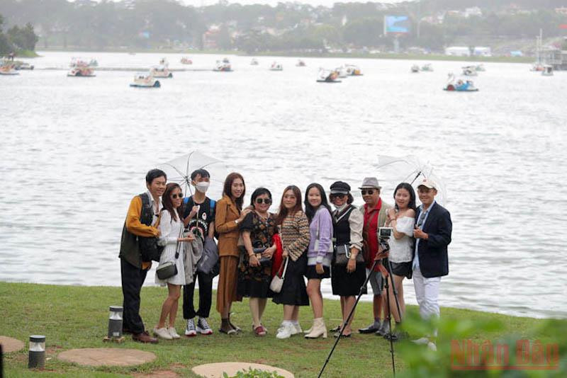 Bên hồ Xuân Hương - Đà Lạt khi cơn mưa vừa ngang qua. 6mua_Da_Lat-1651332328436.jpeg