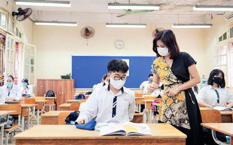 Học sinh Trường THPT Trần Phú-Hà Nội bảo đảm giãn cách trong giờ học, tháng 11/2020. (Ảnh: LƯU LY)