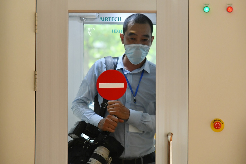 Phóng viên sát khuẩn tại buồng khử khuẩn toàn thân. Bảo đảm phòng dịch khi tác nghiệp tại Kỳ họp thứ nhất Quốc hội khóa XV -0